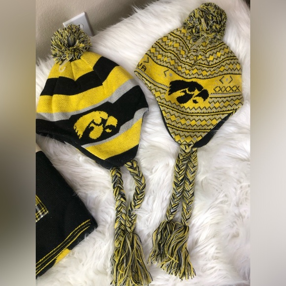 University of Iowa Hawkeyes Blanket & Two Hats - Picture 2 of 9